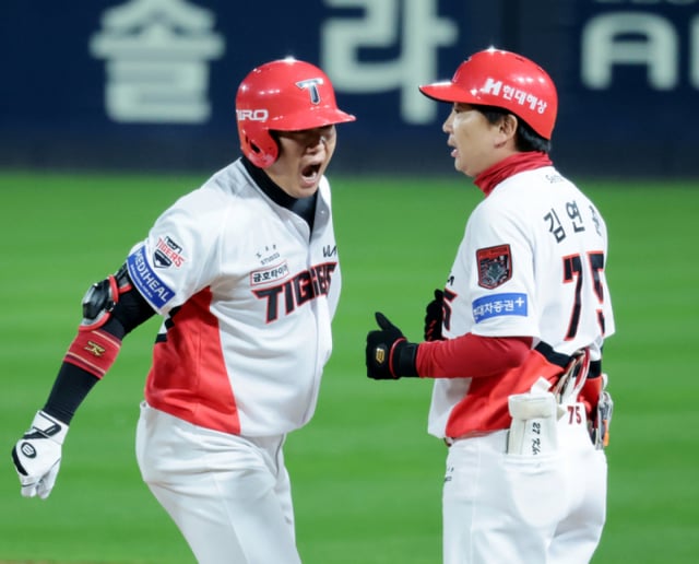 El bateador número 9 de Kia, Ha Ju-seok, celebra tras conectar un sencillo hacia el jardín izquierdo-central contra Choi Won-tae en la parte baja de la segunda entrada con dos outs y corredores en primera y segunda base durante el tercer juego de los Playoffs de la Liga KBO 2026 entre KIA Tigers y Samsung Lions, disputado el día 29 en el Gwangju KIA Champions Field. Kia empató el marcador a 2-2. el 29 de 2026. /Foto=reportero sénior Kang Young-jo cameratalks@