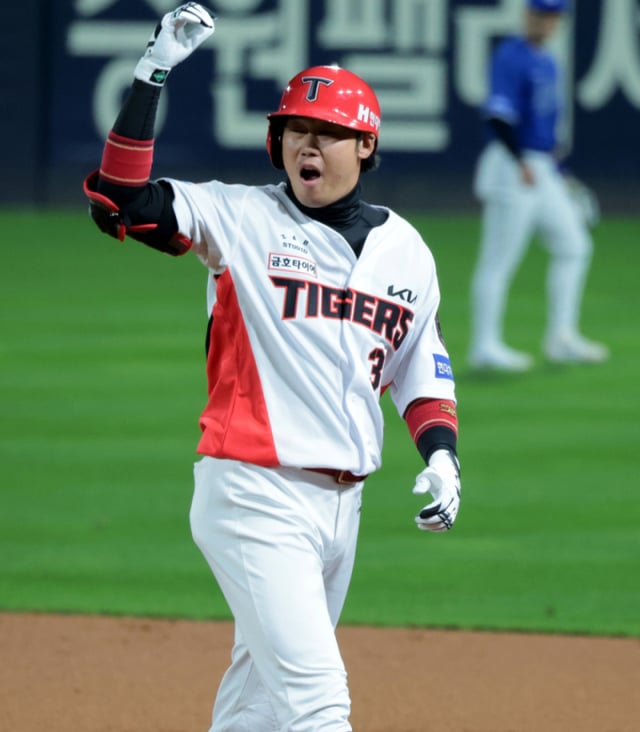 El bateador número 9 de Kia, Ha Ju-seok, celebra tras conectar un sencillo hacia el jardín izquierdo-central contra Choi Won-tae en la parte baja de la segunda entrada con dos outs y corredores en primera y segunda base durante el tercer juego de los Playoffs de la Liga KBO 2026 entre KIA Tigers y Samsung Lions, disputado el día 29 en el Gwangju KIA Champions Field. el 29 de 2026. /Foto=reportero sénior Kang Young-jo cameratalks@