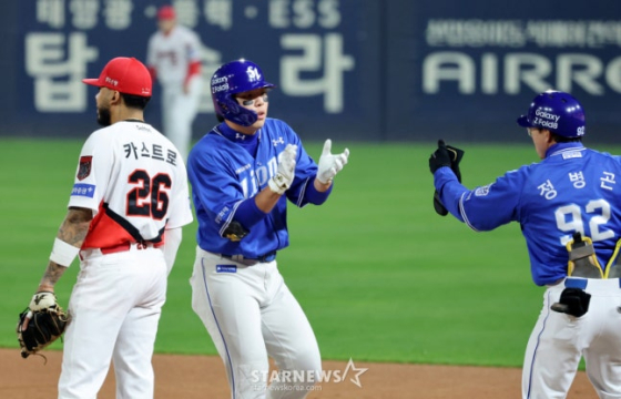 Samsung Lions third baseman Kim Yong-woong reaches base on a hit with one out in the bottom of the 2nd inning of Game 4 of the 2026 KBO League Playoffs between the KIA Tigers and Samsung Lions, held at Gwangju KIA Champions Field on the 30th. October 30, 2026. /Photo=Senior reporter Kang Young-jo