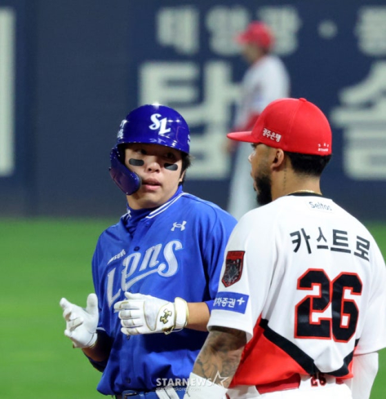 Samsung Lions third baseman Kim Yong-woong reaches base on a hit with one out in the bottom of the 2nd inning of Game 4 of the 2026 KBO League Playoffs between the KIA Tigers and Samsung Lions, held at Gwangju KIA Champions Field on the 30th. October 30, 2026. /Photo=Senior reporter Kang Young-jo