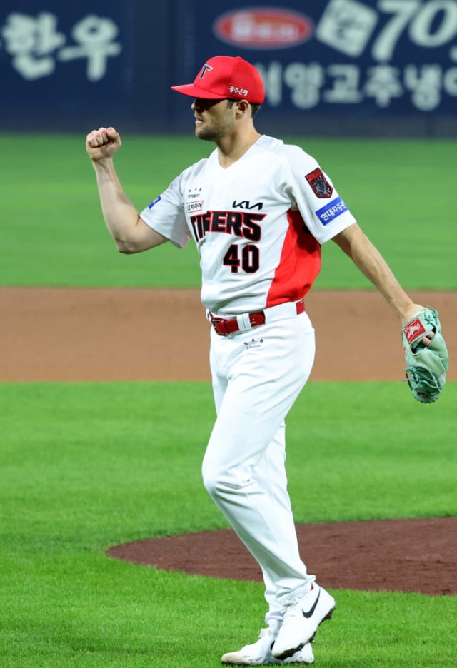 起亜（キア）先発投手のネイルが30日、光州（クァンジュ）KIAチャンピオンズフィールドで行われた2026KBOリーグプレーオフKIAタイガースと三星（サムスン）ライオンズ第4戦の4回表の危機で無失点で抑えた後、拳を握りしめている。  2026.10.30./写真=カン·ヨンジョ cameratalks@