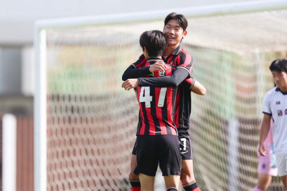 Lee Ju-chan (derecha) abraza a Moon Ji-hwan tras marcar un gol. /Foto=Providida por la Liga Coreana de Fútbol Profesional