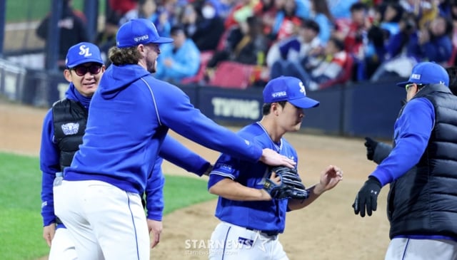 6回、失点しなかった李スンミンを迎えるペデック。 /写真=姜永祚(カン·ヨンジョ)先任記者