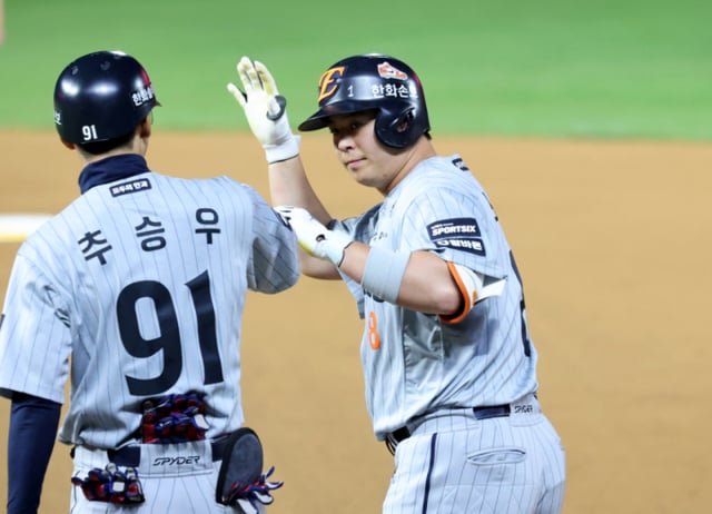 Hanwha’s number five hitter, Noh Si-hwan, is shown reaching base on an infield hit in the top of the fourth inning with one out during the 2026 KBO League match between the Hanwha Eagles and the SSG Landers held on the 10th at Incheon SSG Landers Field. September 10, 2026. /Photo=Senior reporter Kang Young-jo cameratalks@