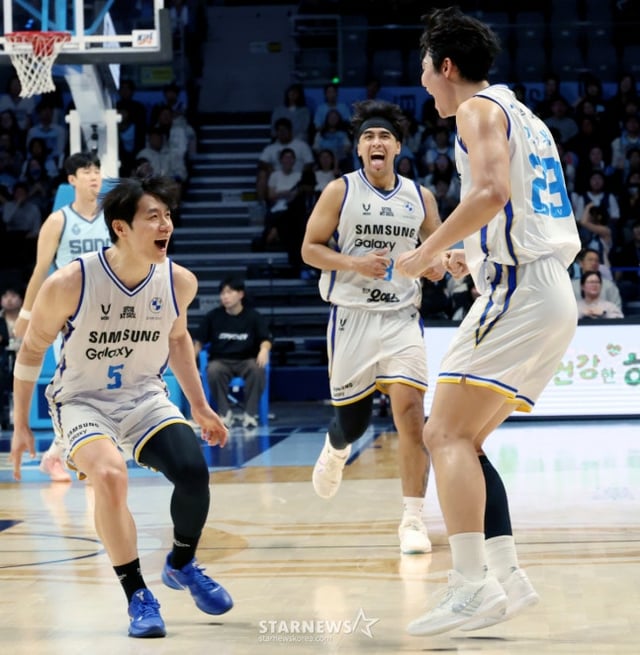 KBL初の開幕9連勝に喜ぶソウル三星(サムスン)。/写真=キム·ジンギョン待機者。