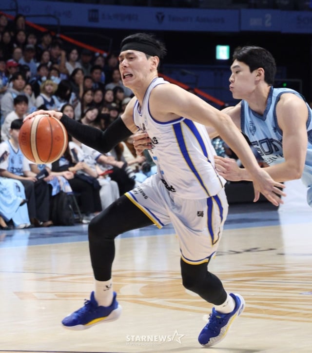 試合に集中する李グァンヒ(左)。 /写真=キム·ジンギョン待機者。
