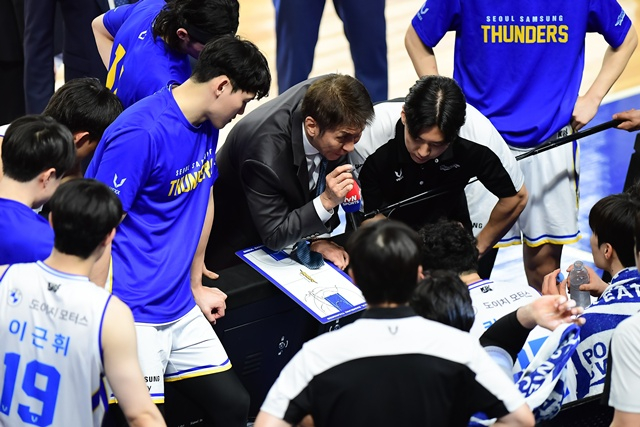 El entrenador Kim Sang-sik dando instrucciones tácticas (al centro). /Foto=KBL