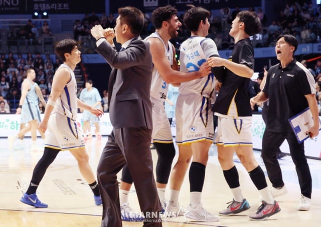 El entrenador Kim Sang-sik y los jugadores de Seúl Samsung celebran la racha de 9 victorias consecutivas desde el inicio de temporada, un hito sin precedentes en la historia de la KBL. /Foto=corresponsal jefe Kim Jin-kyung.