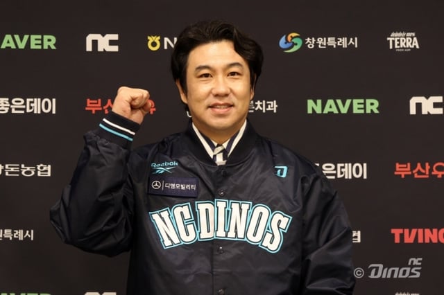 Kim Kang-min strikes a fighting pose after signing a contract with NC as an outfield coordinator on the 31st. /Photo=Provided by NC Dinos