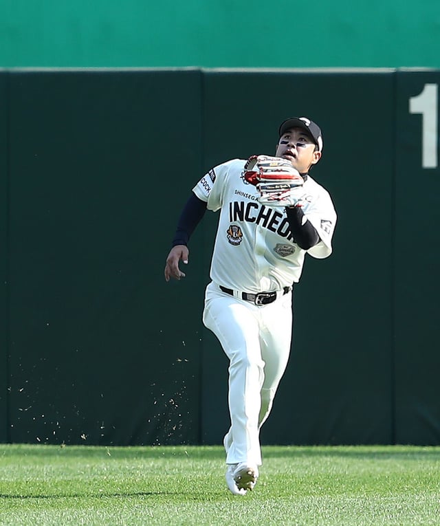 A look at Kim Kang-min's outfield defense during his time with SSG, where he displayed "Beast Defense" based on his wide defensive range. /Photo=Provided by SSG Landers