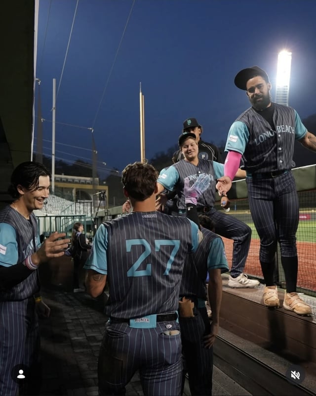 米独立リーグ連合チームのロングビーチ·コースト選手団が得点後、喜んでいる。 /写真=ロングビーチコースト球団公式SNSのまとめ 