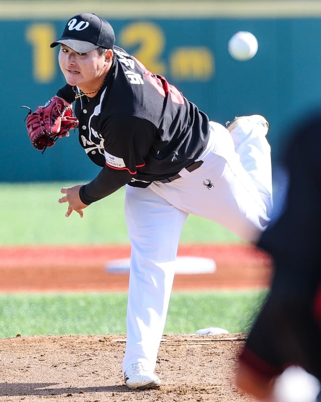 蔚山（ウルサン）ウェールズの朴聖雄（パク·ソンウン）が31日、蔚山文殊（ムンス）野球場で行われるロングビーチコーストと2026蔚山-KBO秋リーグ決勝で力投している。 /写真=蔚山ウェールズ提供