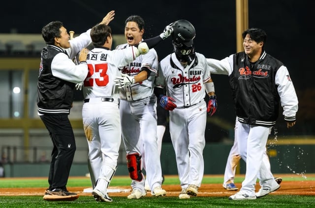 蔚山（ウルサン）ウェールズの選手たちが30日、蔚山文殊（ムンス）野球場で行われた2026蔚山-KBO秋リーグ準決勝戦で、9回裏にサヨナラで勝利した後、喜んだ。 /写真=蔚山ウェールズ提供