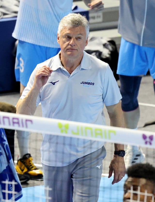 Henan, head coach of Korean Air, cheers during the fifth match of the Jin Air 2025-2026 V-League Championship Finals between Korean Air and Hyundai Capital, held on April 10, 2026, at Gyeoyang Gymnasium in Incheon. /Photo=Senior reporter Kang Young-jo cameratalks@