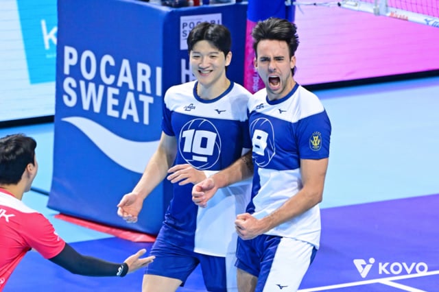 Korean Air’s Ketjinski (right) and Jung Ji-seok celebrate after scoring during the opening match of the 2026–2027 HK Hwang Hee Financial Pro Volleyball V-League men’s division against Hyundai Capital, held at Incheon Gyeoyang Gymnasium on the 31st. /Photo=Korea Volleyball Federation (KOVO)