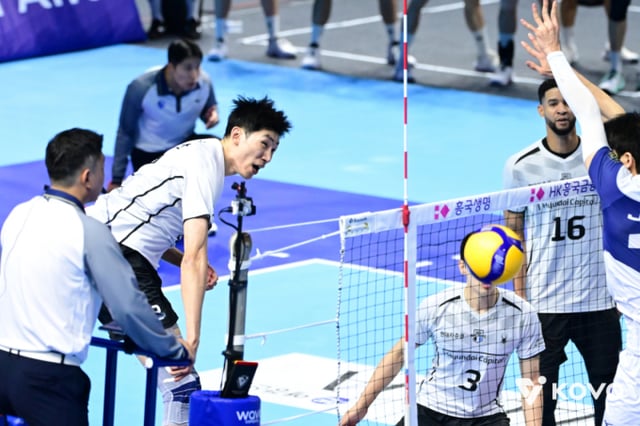 Hyundai Capital’s Jang Chuan attempts an attack during the opening match of the 2026–2027 HK Hwang Hee Financial Pro Volleyball V-League men’s division against Korean Air, held at Incheon Gyeoyang Gymnasium on the 31st. /Photo=Korea Volleyball Federation (KOVO)