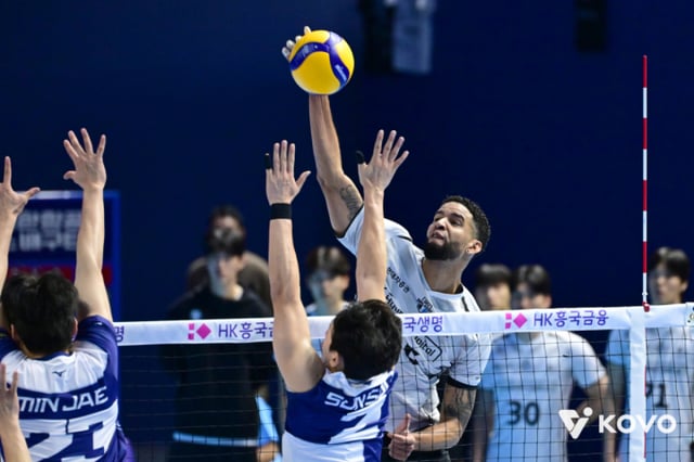 Hyundai Capital’s Leo attempts an attack during the opening match of the 2026–2027 HK Hwang Hee Financial Pro Volleyball V-League men’s division against Korean Air, held at Incheon Gyeoyang Gymnasium on the 31st. /Photo=Korea Volleyball Federation (KOVO)