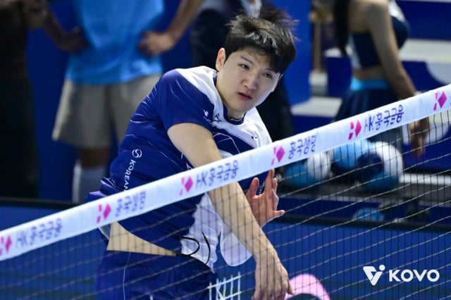 Korean Air’s Jung Ji-seok attempts an attack during the opening match of the 2026–2027 HK Hwang Hee Financial Pro Volleyball V-League men’s division against Hyundai Capital, held at Incheon Gyeoyang Gymnasium on the 31st. /Photo=Korea Volleyball Federation (KOVO)