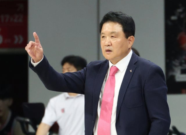 The 2026-2027 KCC Pro Basketball League match between Anyang Jeonggwanjang and Goyang Sono was held on the 13th at Anyang Jeonggwanjang Arena in Gyeonggi Province. Coach Yoo Do-hoon of Jeonggwanjang gives instructions. /Photo=Chief correspondent Kim Jin-kyung