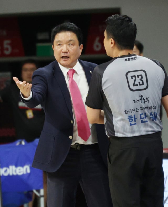 The 2026-2027 KCC Pro Basketball League match between Anyang Jeonggwanjang and Changwon LG was held on the 11th at Anyang Jeonggwanjang Arena in Gyeonggi Province. Coach Yoo Do-hoon of Jeonggwanjang protests a referee's call. /Photo=Chief correspondent Kim Jin-kyung