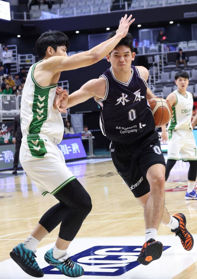  KTのハ·ユンギ（右）がDBのキム·ボベともみ合い、ゴール下に突っ込んでいる。 /写真=キム·ジンギョン待機者