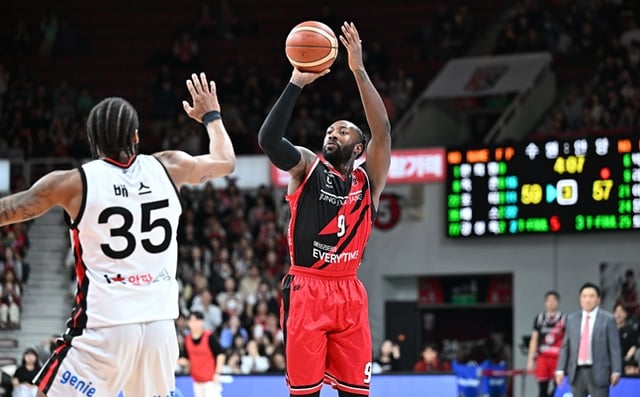 Dayvon Reid (derecha) intenta un tiro durante la liga regular de la KCC Pro Basketball League 2026-2027, celebrada el día 31 a las 14:00 horas en el Jeonggwanjang Arena de Anyang. /Foto=KBL