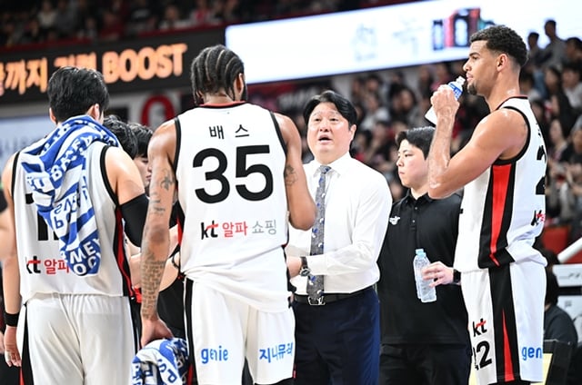 Moon Kyung-un (centro), entrenador de Suwon KT, da instrucciones tácticas durante el partido de la liga regular de la KCC Pro Basketball League 2026-2027, celebrado el día 31 a las 14:00 horas en el Jeonggwanjang Arena de Anyang. /Foto=KBL