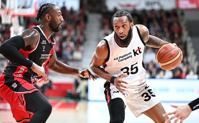 Paris Bass (derecha) intenta un avance con ventaja durante la liga regular de la KCC Pro Basketball League 2026-2027, celebrada el día 31 a las 14:00 horas en el Jeonggwanjang Arena de Anyang. /foto=KBL