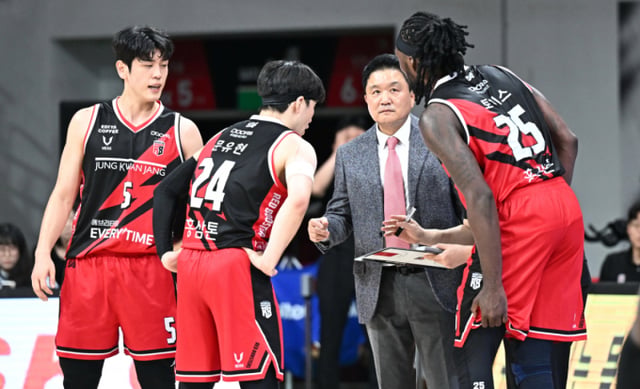 柳道勳(ユ·ドフン、右から2番目)正官庄監督が31日午後2時、安養正官庄アリーナで開かれた2026-2027KCCプロバスケットボール正規リーグで作戦指示をしている。 /写真=KBL提供