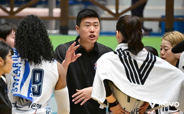 Huấn luyện viên Kim Young-rae của Tập đoàn Đường cao tốc Hàn Quốc (giữa). /Ảnh=KOVO cung cấp