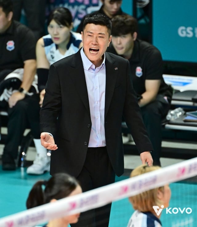 Kim Young-rae, head coach of Gimcheon Korea Expressway Corporation, encourages his players during the opening match of the 2026-2027 HK Heungkuk Life V-League Women’s Division against Seoul GS Caltex, held at Jangchung Gymnasium in Jung-gu, Seoul, on the 31st. /Photo=KOVO