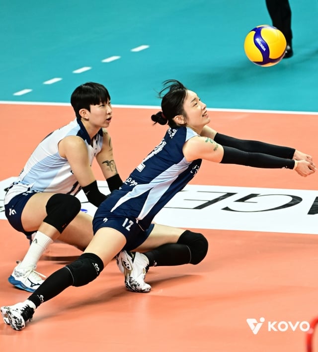 Moon Jung-won (right), libero for Gimcheon Korea Expressway Corporation, receives the ball during the opening match of the 2026-2027 HK Heungkuk Life V-League Women’s Division against Seoul GS Caltex, held at Jangchung Gymnasium in Jung-gu, Seoul, on the 31st. /Photo=KOVO