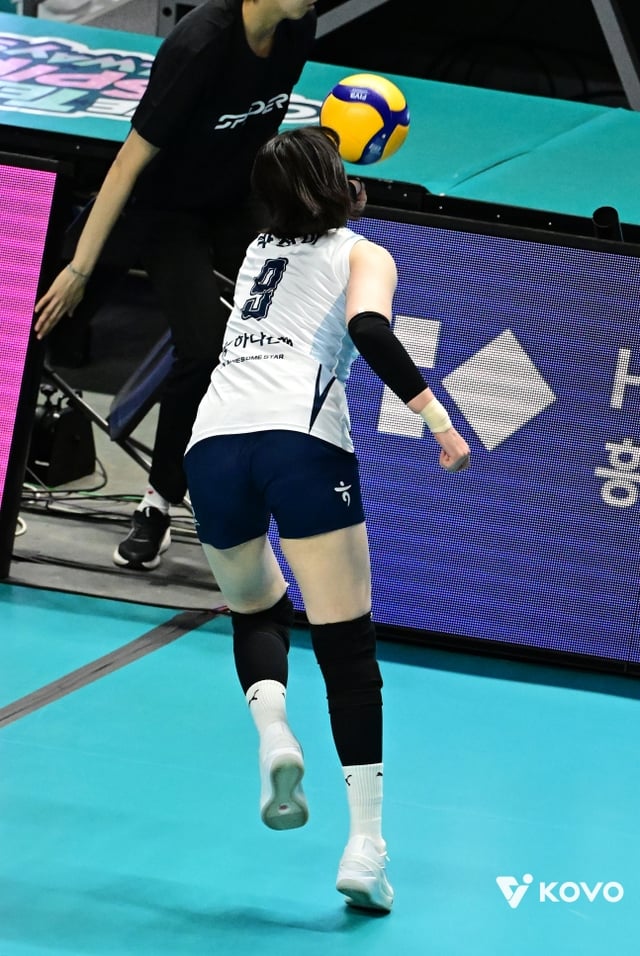 Park Jung-a of Gimcheon Korea Expressway Corporation fails in defense during the opening match of the 2026-2027 HK Heungkuk Life V-League Women’s Division against Seoul GS Caltex, held at Jangchung Gymnasium in Jung-gu, Seoul, on the 31st. /Photo=KOVO