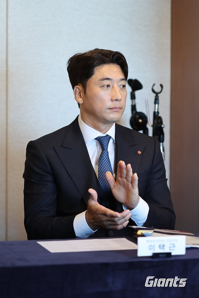Phó chủ tịch Lee Tack-keun mới tham dự lễ nhậm chức của Giám đốc Lee Dong-wook mới. /Ảnh=Lotte Giants