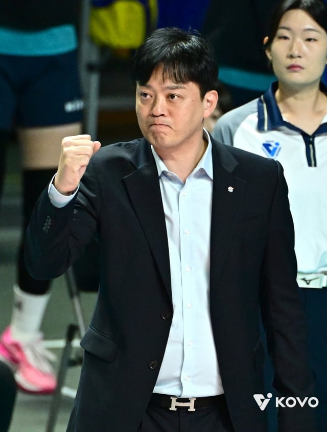 李英泽 首尔GS加德士的吉赛尔·西尔瓦在31日于首尔市中区昌忠体育馆举行的、对阵金泉韩国道路公社的2026-2027 HK兴国生命V联赛女子部揭幕战中，在队员得分后握拳庆祝。/图片=KOVO提供