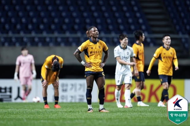 Barua del Gwangju FC lamenta el empate en el partido contra Gimcheon Sangmu, disputado el día 31 en el Estadio Mundialista de Gwangju. /foto=K League (Federación Coreana de Fútbol Profesional)