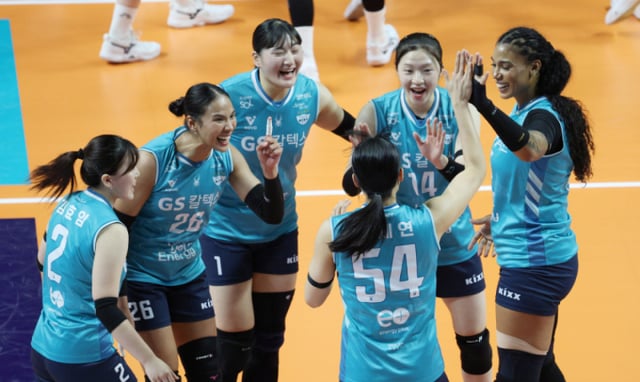 ソウルGSカルテックスの選手たちが31日、ソウル奨忠（チャンチュン）体育館で行われた2026-2027Vリーグ女子部金泉（キムチョン）韓国道路公社戦で得点後、一緒に喜んでいる。 /写真=キム·ジンギョン待機者