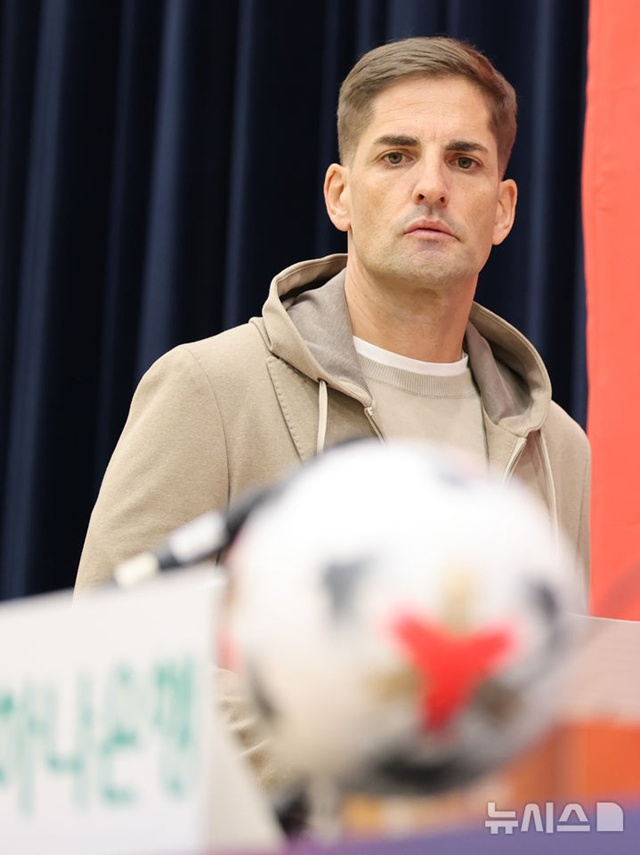 Roberto Moreno, entrenador interino de la selección nacional de fútbol de Corea. /Foto=NEWSIS
