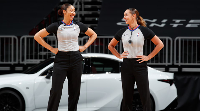 Árbitro Simone Jekrux (izquierda). /foto=Captura de NBA.com