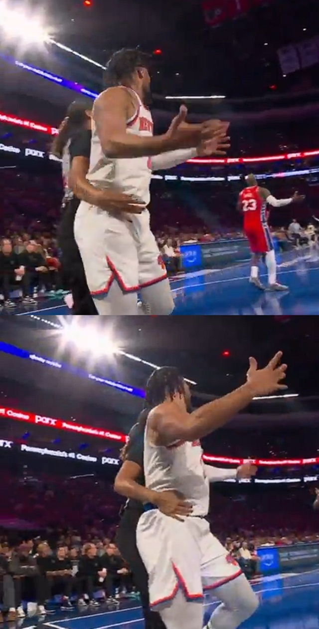 Jalen Brunson (derecha) es sostenido por la árbitra Simone Jekrux (izquierda) para evitar que caiga. /Foto=Captura de Basketball Network