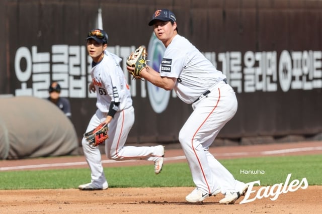Noh Si-hwan de los Hanwha Eagles realiza una jugada defensiva en la tercera base. /Foto=Hanwha Eagles
