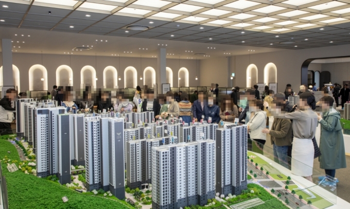 '벚꽃 대신 아파트' 롯데캐슬 중앙공원 견본주택 주말 새 2만명 - 머니 ...