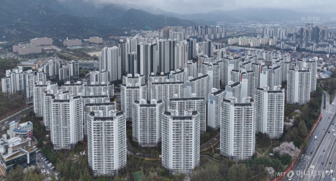 "여보, 우리도 넣자" 10억 로또에 신혼부부들 '들썩'…과천 '줍줍' 기회 ...