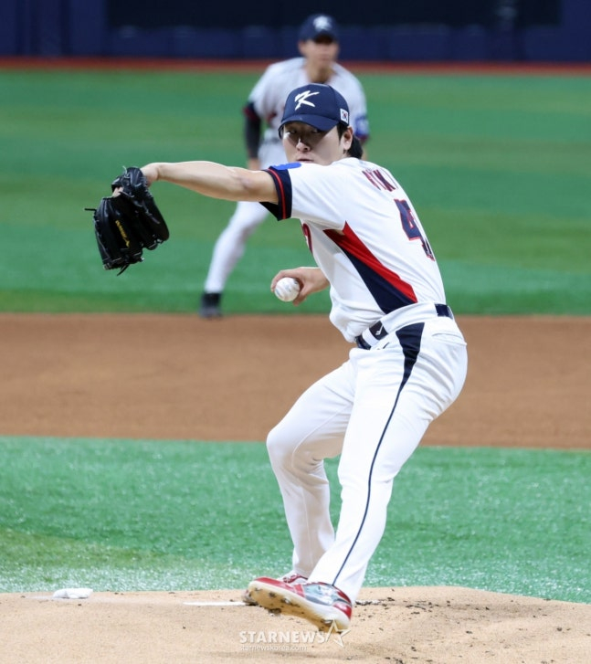 곽빈 투구 이미지