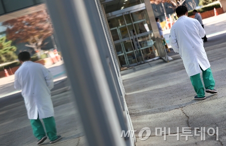 동료 조롱한 의사들 비굴한 최후...면허 취소 위기에 "합의 좀" - 뉴스 썸네일 이미지