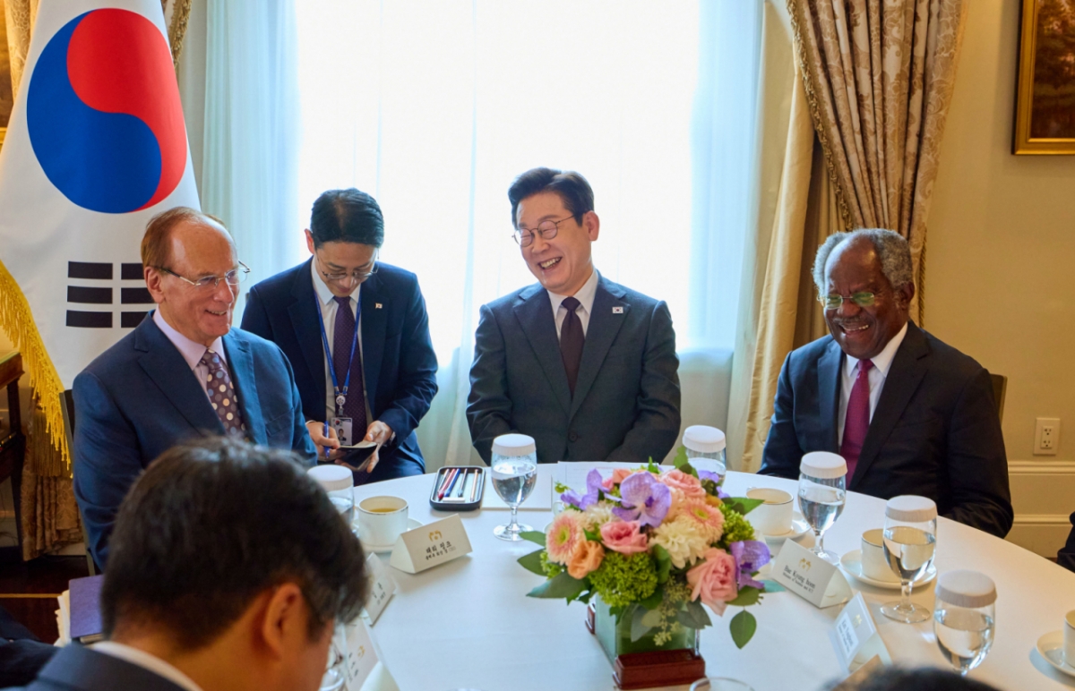 이재명 대통령 접견 블랙록, 8만전자 컴백만으로 9.4조 벌었네 - 뉴스 썸네일 이미지