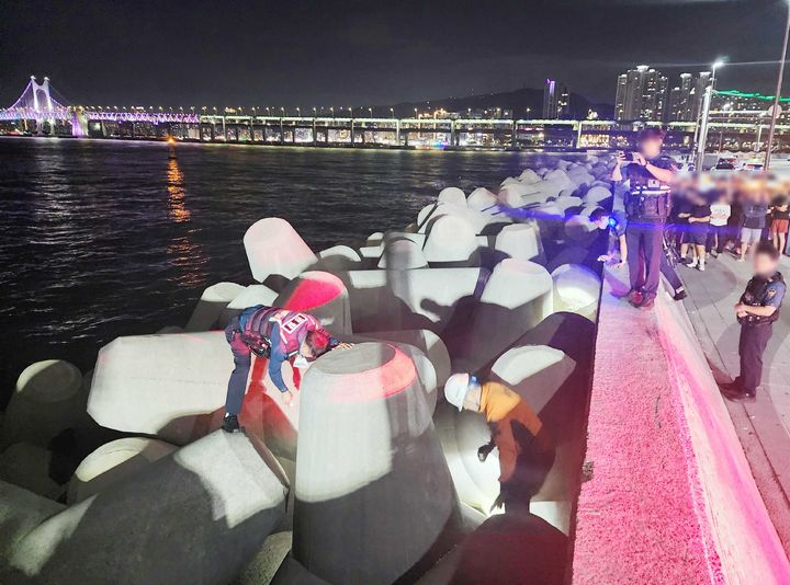 밤바다 보려다가…방파제 위 올라간 50대 남성, 추락해 숨졌다