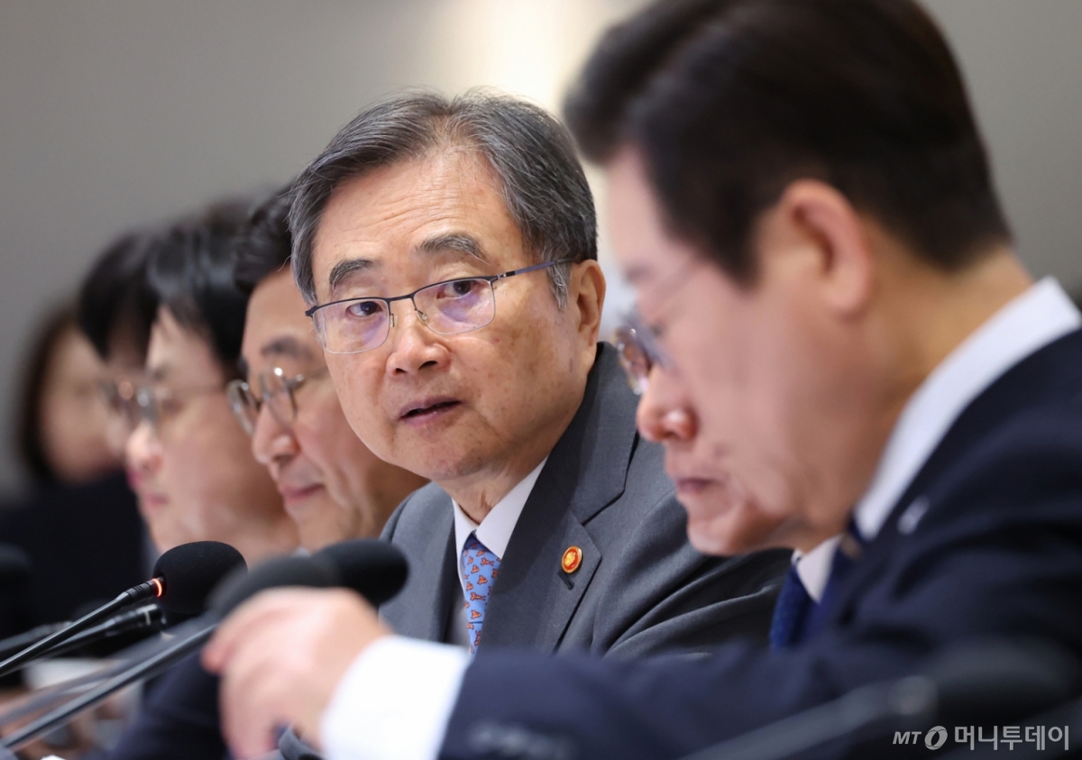 Le ministre des Affaires étrangères Cho Hyun « a secouru deux prisonniers supplémentaires au Cambodge… Environ 10 suspects arrêtés »