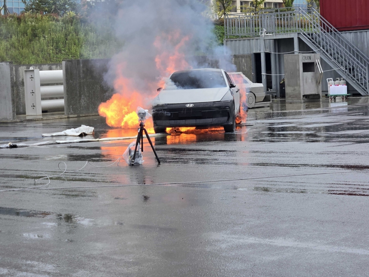 전기차 배터리 화재, 원격으로 '뚫고' 진압...국산 장비 실차시험 성공 - 뉴스 썸네일 이미지