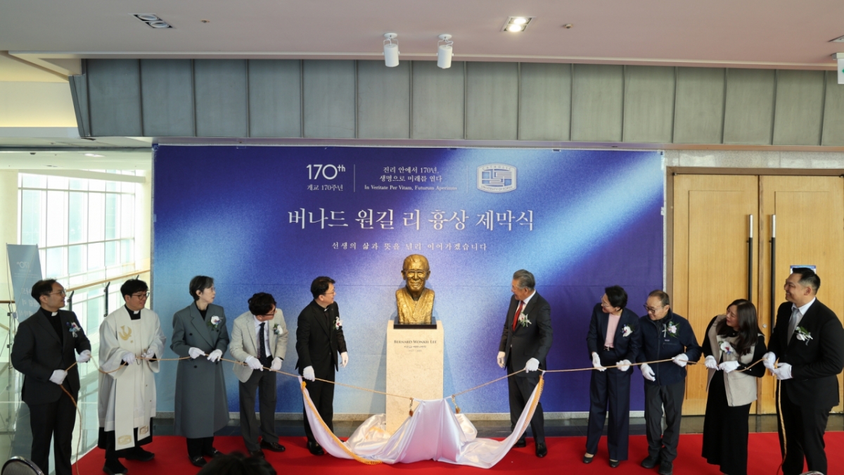 "사랑의 유산을 캠퍼스에 새기다" 가톨릭대, 고 이원길 선생 흉상 제막... - 뉴스 썸네일 이미지